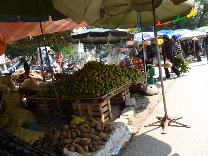 Một khu chợ ở thành phố Điện Biên Phủ, nơi cuộc sống hiện tại cũng nhộn nhịp và sung túc như nhiều đô thị khác ở Việt Nam. Ảnh: Deano Photo World.
