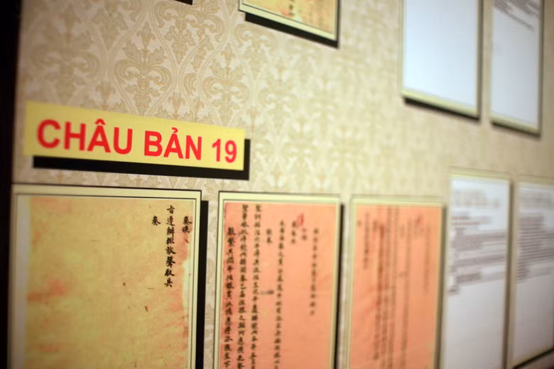  19 châu bản (văn bản hành chính cấp nhà nước) phản ánh quá trình thực thi chủ quyền của triều đình nhà Nguyễn trên hai quần đảo Hoàng Sa - Trường Sa đã được giới thiệu tại triển lãm. Đây là bằng chứng cho thấy các vua triều Nguyễn luôn quan tâm đến vấn đề thực thi chủ quyền Hoàng Sa - Trường Sa thông qua việc liên tục cử người ra hai quần đảo để khảo sát, cắm mốc, vẽ bản đồ, cứu hộ cứu nạn với thuyền bè Việt Nam và các nước trong khu vực. 