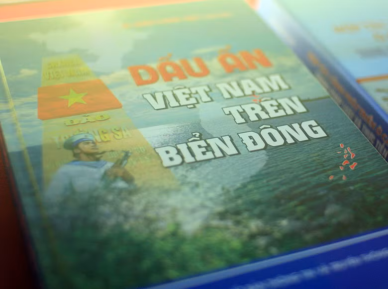 Hàng chục ấn phẩm khẳng định chủ quyền biển đảo Việt Nam đã được giới thiệu trong triển lãm "Hoàng Sa, Trường Sa của Việt Nam những bằng chứng lịch sử".