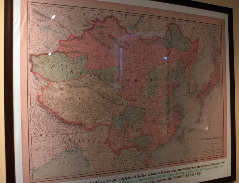  Bản đồ đế chế Trung Hoa thể hiện phần lãnh thổ cực Nam của Trung Quốc chỉ đến đảo Hải Nam, do Business Atlats, Rand McNally xuất bản tại Chicago (Mỹ), năm 1904. 