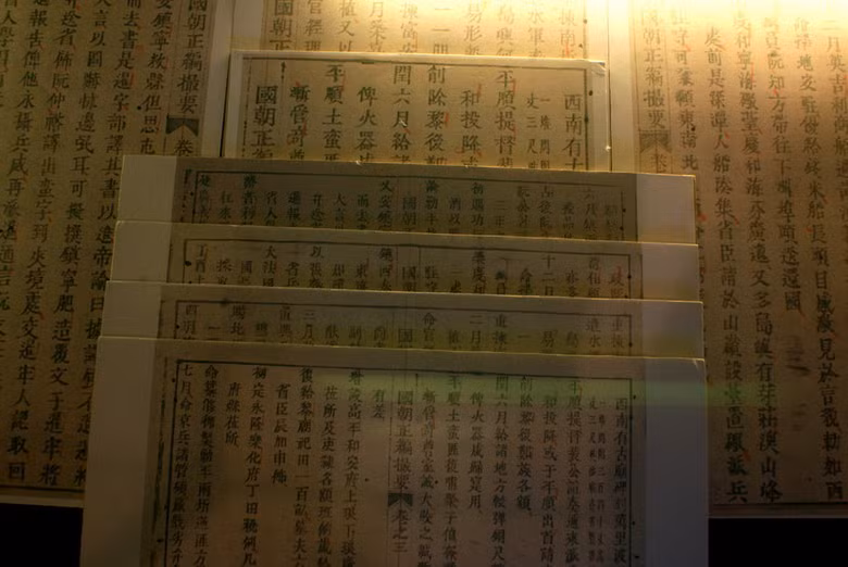  Các trang trong bộ sách Quốc triều chính biên toát yếu do Quốc sử quán triều Nguyễn biên soạn dưới triều Duy Tân (1907 – 1916), miêu tả về hình thế, địa vực, cây cỏ, sử tích trên hai quần đảo Hoàng Sa – Trường Sa và việc triều Nguyễn sai suất đội thủy quân Phạm Hữu Nhật, người Lý Sơn đem thủy binh ra Hoàng Sa để đo đạc hải giới, cắm mốc chủ quyền và khai thác hải vật dưới triều Minh Mạng.