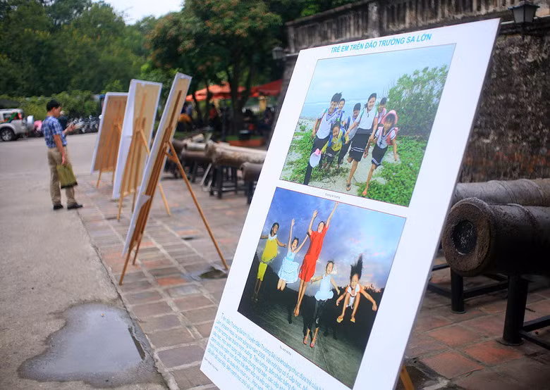  Nhiều hình ảnh về công cuộc xây dựng đời sống văn hóa và bảo vệ chủ quyền của Việt Nam tại quần đảo Trường Sa cũng giới thiệu ở sân của Bảo tàng Lịch sử Quân sự Việt Nam. 