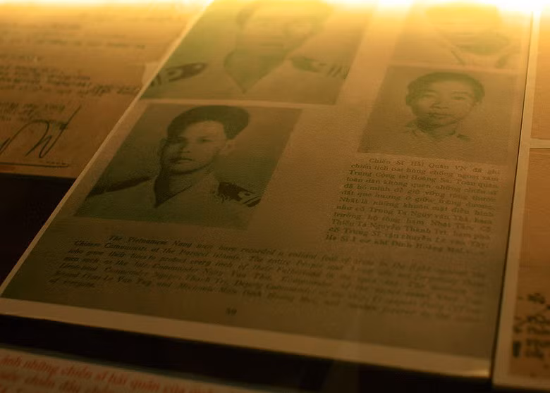  Ẩn phẩm báo chí Sài Gòn trước 1975 ca ngợi những binh sĩ hải quân đã ngã xuống trong cuộc chiến bảo vệ Hoàng Sa. 