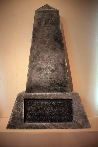  Mô hình bia chủ quyền do một đơn vị lính bảo an người Việt dựng trên đảo Hoàng Sa vào tháng 6/1938. Trên bia khắc dòng chữ bằng tiếng Pháp, nghĩa là: "Cộng hòa Pháp - Vương quốc An Nam - Quần đảo Hoàng Sa 1816 - Đảo Hoàng Sa 1938".