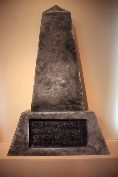 Mô hình bia chủ quyền do một đơn vị lính bảo an người Việt dựng trên đảo Hoàng Sa vào tháng 6/1938. Trên bia khắc dòng chữ bằng tiếng Pháp, nghĩa là: "Cộng hòa Pháp - Vương quốc An Nam - Quần đảo Hoàng Sa 1816 - Đảo Hoàng Sa 1938".