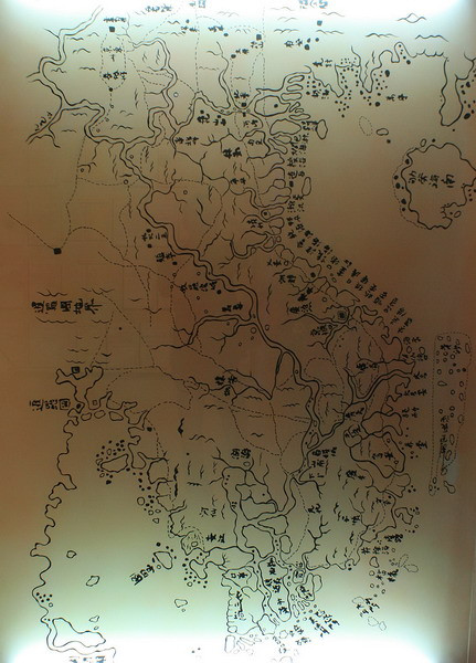  Đại Nam nhất thống toàn đồ do vua Minh Mạng cho vẽ vào năm 1838 có thể hiện hai địa danh Hoàng Sa và Vạn Lý Trường Sa bằng chữ Hán.