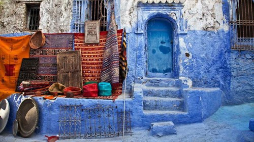 Không chỉ có những ngôi nhà màu xanh, Chefchaouen còn nổi tiếng với những món đồ thủ công mỹ nghệ tinh xảo cùng các đặc sản địa phương như pho mát dê.