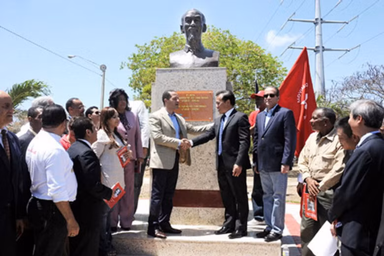  Gần đây nhất, ngày 13/9/2012, Lễ khánh thành Quảng trường và Tượng đài Chủ tịch Hồ Chí Minh đã diễn ra tại Thủ đô Santo Dominigo, Cộng hòa Dominica. Trong tương lai, chắc chắn sẽ còn nhiều tượng đài của Người tiếp tục dựng lên tại nhiều quốc gia khác để bày tỏ sự trân trọng đối với một vĩ nhân của lịch sử thế giới thế kỷ 20. 