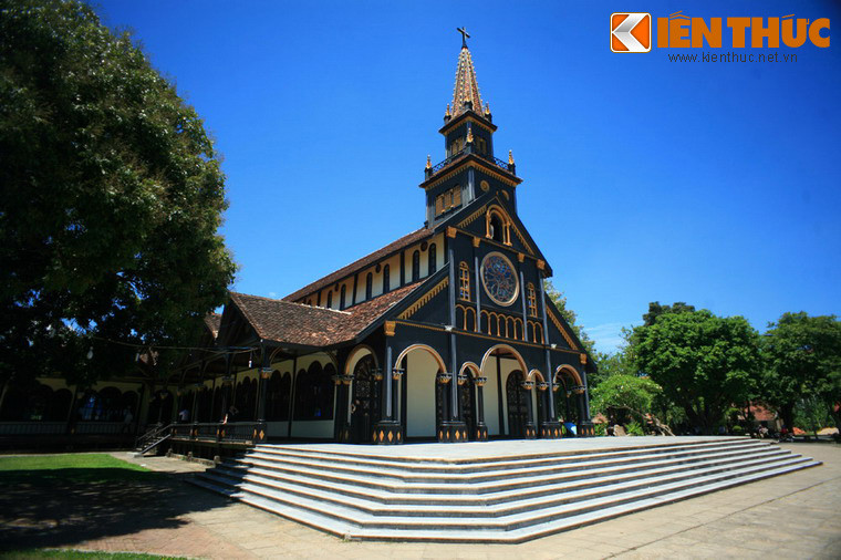 2. Nhà thờ gỗ Kon Tum (Kon Tum). Nhà thờ gỗ Kon Tum có tên chính thức là Nhà thờ chính tòa Kon Tum. Xây từ năm 1913-1918, điều đặc biệt của nhà thờ này là được xây dựng hoàn toàn bằng phương pháp thủ công với chất liệu chủ yếu là gỗ, mang phong cách kiến trúc châu Âu kết hợp với nhà sàn của người Ba Na.