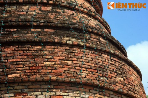 Tường bao bên ngoài chính điện được xây bằng những viên gạch thô.