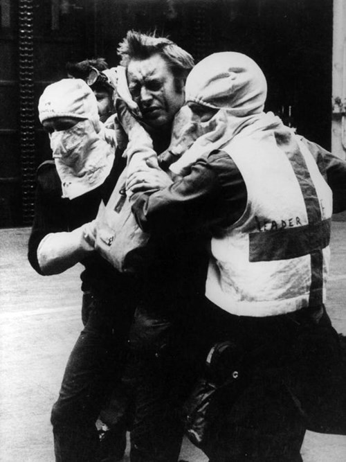 Thương binh từ tàu HMS Sheffield của Anh được chuyển lên tàu sân bay HMS Hermes.