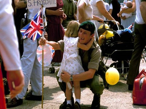 Một binh sĩ được gặp lại con gái sau nhiều tuần xa cách.