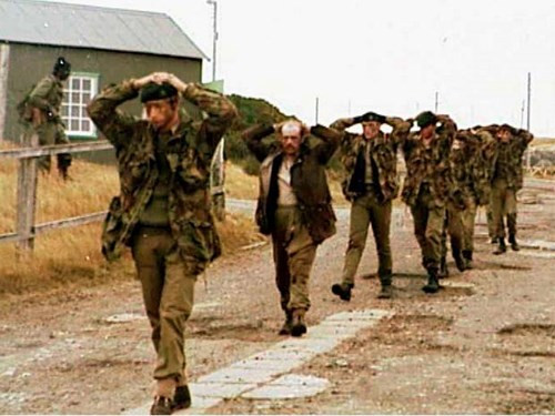 Các binh sĩ Argentina bị quân Anh bắt giữ.