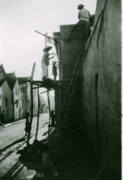 Các thợ xây sửa chữa một ngôi nhà.