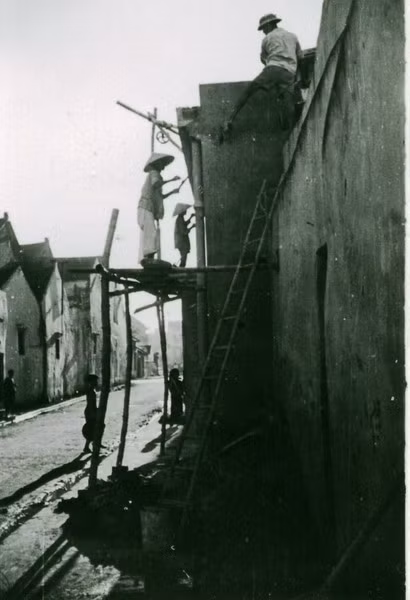 Các thợ xây sửa chữa một ngôi nhà.