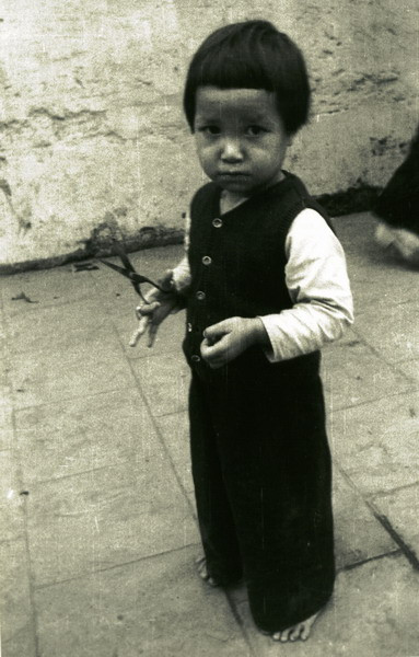 Em bé và chiếc kéo.