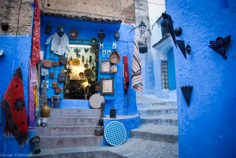 Qua nhiều thập niên, việc sơn màu xanh cho những ngôi nhà đã trở thành một truyền thống của thành phố.