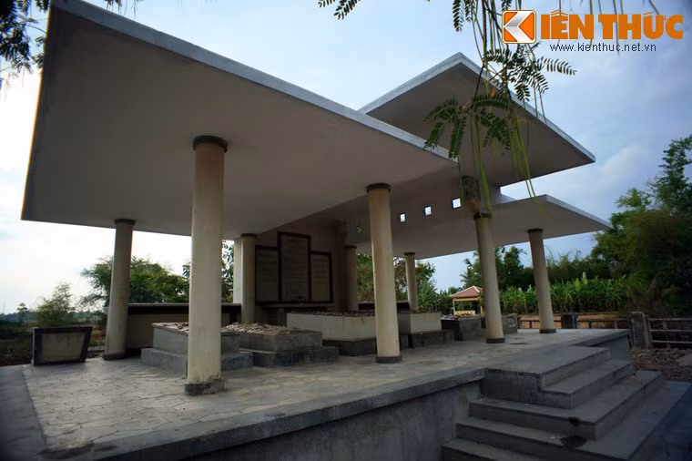 Mộ được xây bằng gạch và bê tông, với phần nền và cầu thang lát đá.