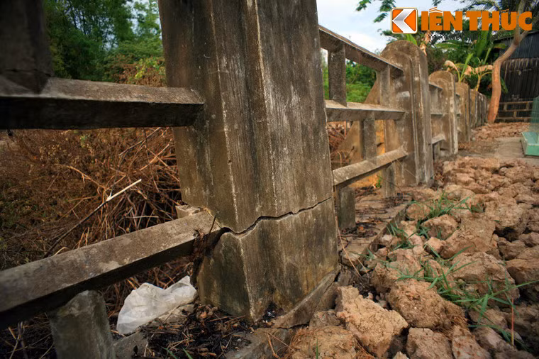 Khu mộ đang có nhiều biểu hiện xuống cấp...