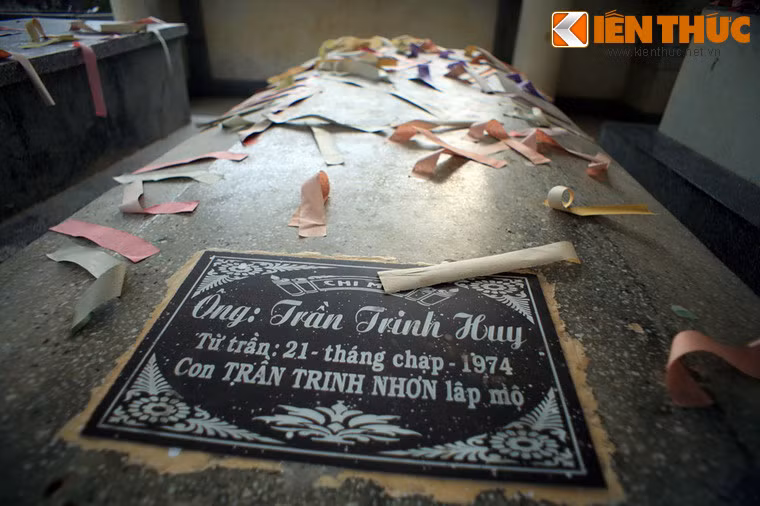 Mộ Công tử Bạc Liêu Trần Trinh Huy cũng giản dị như những ngôi mộ khác.