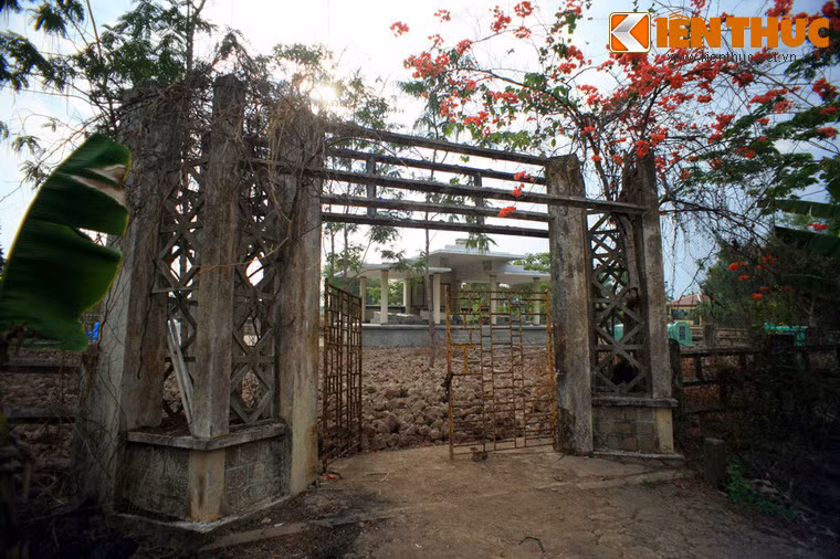 Cổng vào khu mộ toát lên vẻ hiu quạnh, ít sự chăm nom của con người.