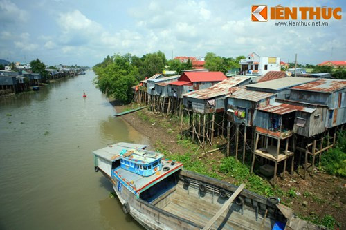 Cái giá phải trả cho con kênh này là không nhỏ. Do thiên nhiên khắc nghiệt, việc ăn uống, thuốc men thiếu thốn, khiến số người chết vì bệnh tật, kiệt sức, vì thú dữ như cá sấu, rắn... rất cao. Dù luật lệ ràng buộc, nhiều người đã tìm cách bỏ trốn và mất mạng do tai ương trên đường đi.