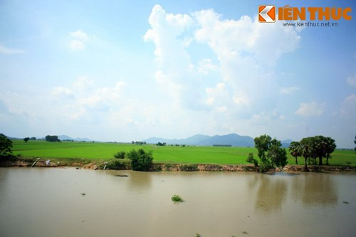 Con kênh này chạy song song với đường biên giới Việt Nam - Campuchia, bắt đầu từ bờ tây sông Châu Đốc thẳng nối giáp với sông Giang Thành, thuộc thị xã Hà Tiên, tỉnh Kiên Giang ngày nay. Ảnh: Kênh Vĩnh Tế ở khu vực biên giới, phía xa là những ngọn núi nằm trên lãnh thổ Campuchia.