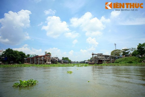 Ý tưởng đào kênh Vĩnh Tế có từ năm 1816, khi thành Châu Đốc được đắp xong, Trấn thủ trấn Vĩnh Thanh Lưu Phước Tường bẩm báo công việc lên vua Gia Long. Ảnh: Một cây cầu bắc qua kênh Vĩnh Tế đang được xây dựng ở ngã ba sông Châu Đốc - kênh Vĩnh Tế.