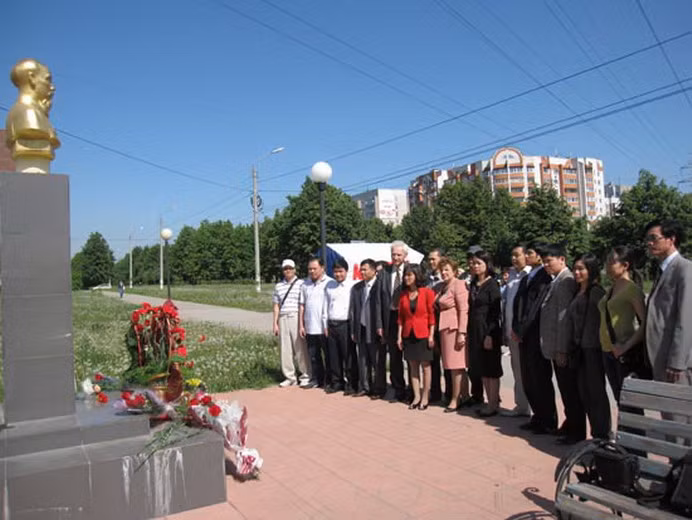  Tại thành phố Ulyanovsk trên quê hương Lenin, Tượng đài Hồ Chí Minh được đặt trên đại lộ mang tên Người. 