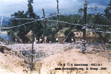  Căn cứ của Pháp tại Điện Biên Phủ nằm sát bờ sông Nậm Rốn.