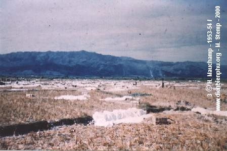  Dù của lính Pháp phủ trắng lòng chảo Điện Biên Phủ. 