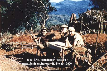  Sĩ quan Pháp nghỉ ngơi trên cứ điểm Dominique.