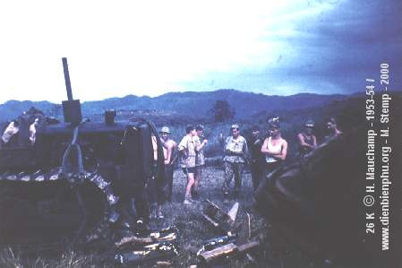  Lính Pháp và các trang thiết bị vừa đổ bộ.