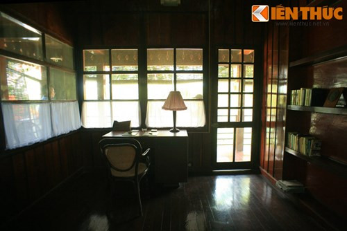 Phòng làm việc của Người đầy ắp ánh sáng tự nhiên.