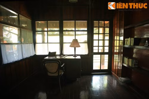 Phòng làm việc của Người đầy ắp ánh sáng tự nhiên.