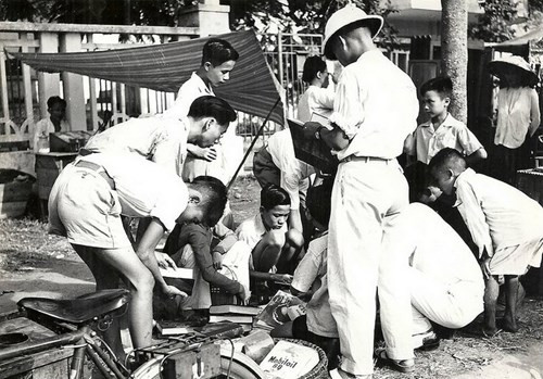 Các học sinh quây quần bên những mẹt sách cũ.