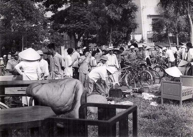 Đây là nơi tập kết các loại vật dụng cồng kềnh không thể mang theo vào miền Nam như bàn ghế, giường tủ...