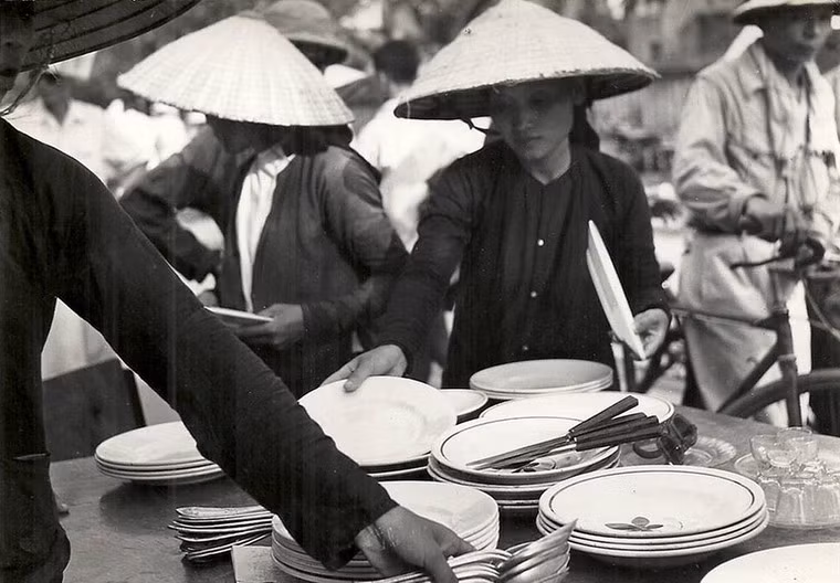 Nhiều người tranh thủ tìm mua những món đồ mình ưng ý.