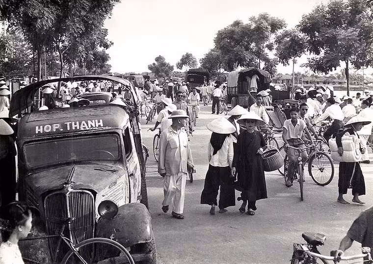 Các khu chợ trời đã xuất hiện ở Hà Nội để thanh lý số lượng tài sản tồn đọng này.