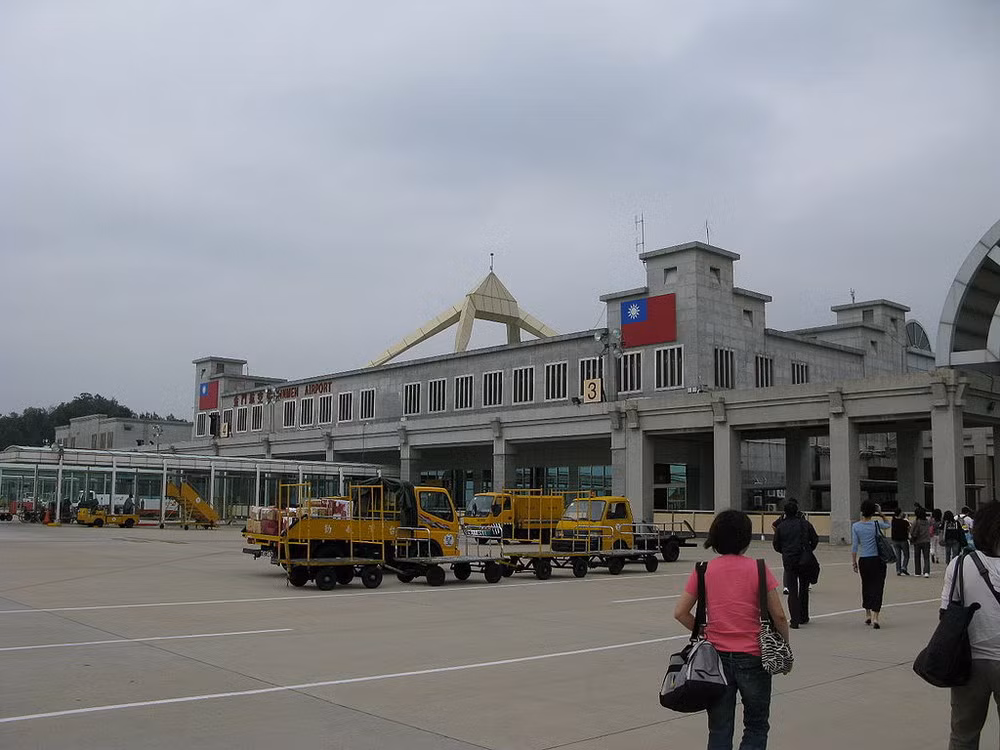 Từ một khu vực bị hạn chế phát triển do nguy cơ chiến tranh, hiện nay Kim Môn đã trở thành một địa điểm du lịch cuối tuần quen thuộc đối với người Đài Loan. Ảnh: Sân bay ở Kim Môn.