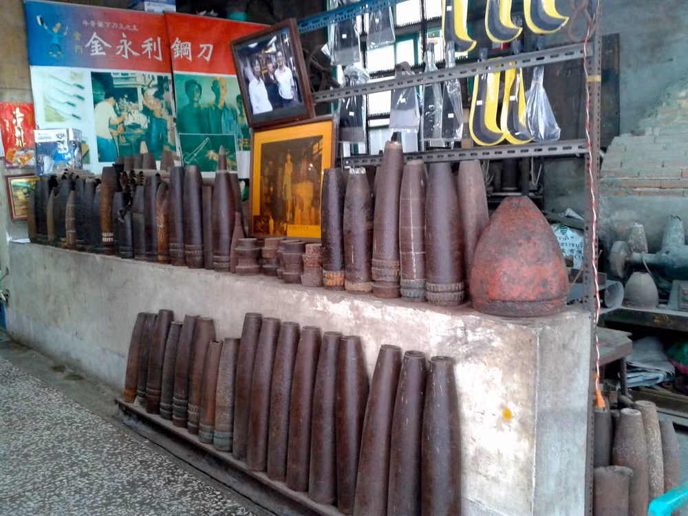 Sau biến cố trên, vỏ đạn pháo đã trở thành một nguồn nguyên liệu tái chế phục vụ cho ngành sản xuất thép tại Kim Môn, khiến quần đảo này trở nên nổi tiếng với sản phẩm dao phay được làm từ vỏ đạn pháo Trung Quốc. Ảnh: Một xưởng rèn ở Kim Môn với nguyên liệu là vỏ đạn pháo.