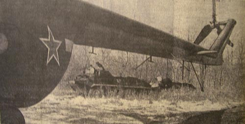 Một chiếc trực thăng đỗ gần 2 chiếc xe thiết giáp của Liên Xô.