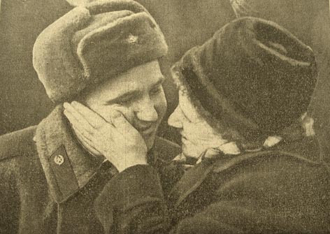 Một người mẹ Nga đón con trai trở về từ Damanski.