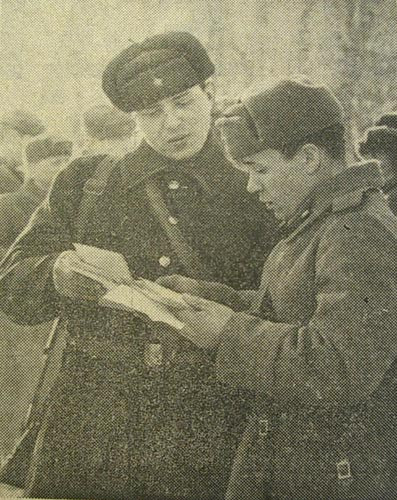 Cùng đọc thư nhà.