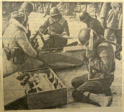 Các binh sĩ Liên Xô ở Damanski nhận những lô vũ khí mới.