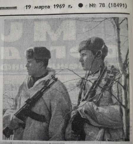 Hình ảnh các chiến sĩ ở Damanski đăng trên báo Liên Xô ngày 16/3/1969.