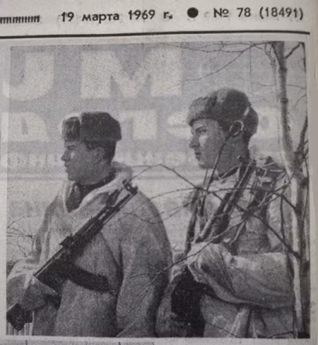 Hình ảnh các chiến sĩ ở Damanski đăng trên báo Liên Xô ngày 16/3/1969.