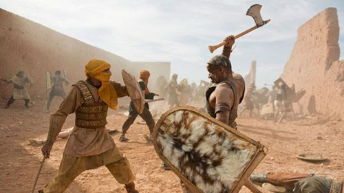 Cuộc vây hãm đầu tiên được ghi nhận trong lịch sử là cuộc chiến Megiddo khi hoàng đế Ai Cập Thutmose III đem quân đi trấn áp liên minh giữa các thành bang ở vùng Lưỡng Hà. Cuộc chiến đã diễn ra bên ngoài phố Megiddo trong thời gian dài, với sự bế tắc và tổn thất to lớn cho cả hai bên. Sau 7 tháng, quân trong thành Megiddo kiệt quệ và chấp nhận đầu hàng.