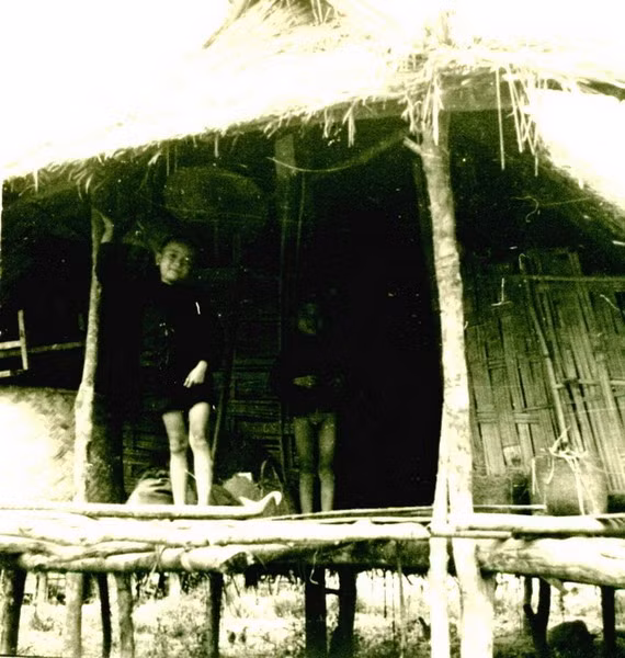 Em bé người Thái trên nhà sàn. Ảnh: Dietrich Stahlbaum.