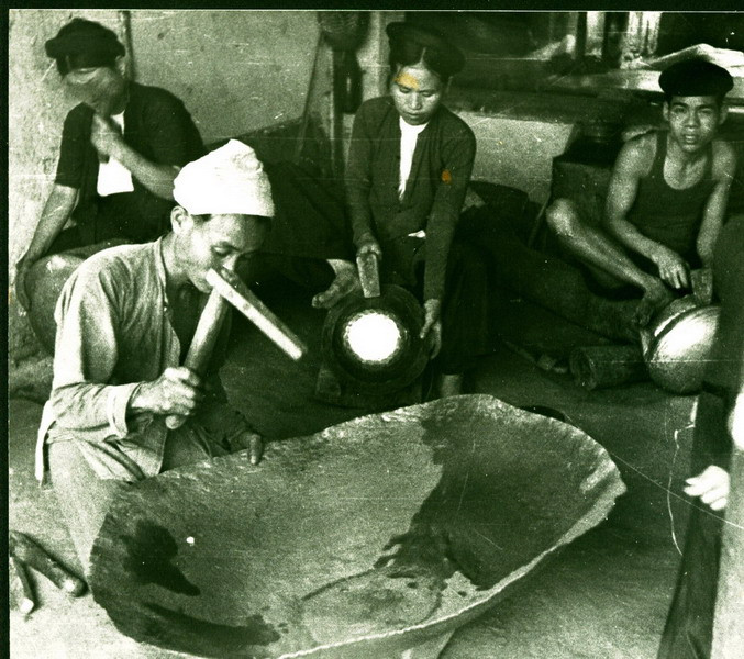 Nghề làm đồ kim loại ở phố Hàng Đồng, khu phố cổ Hà Nội.